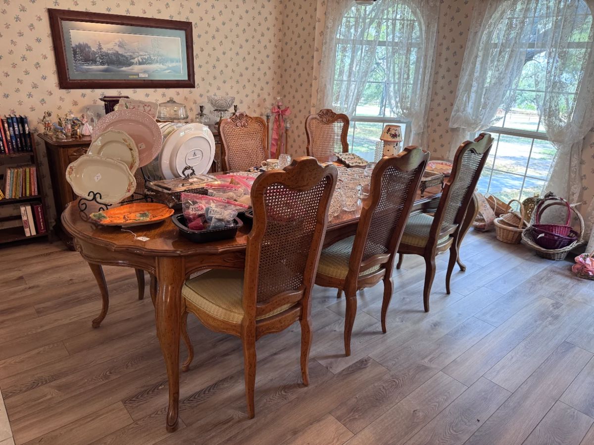 Beautiful Drexel dining room table and 6 chairs
