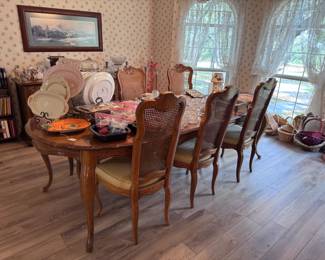 Beautiful Drexel dining room table and 6 chairs