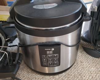 Slow cooker