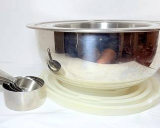 Set Of Four Stainless Steel Mixing Bowls With Lids And Measuring Cups