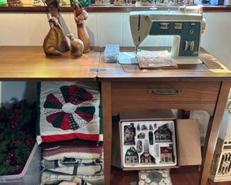 Sewing Machine/Cabinet, Holiday