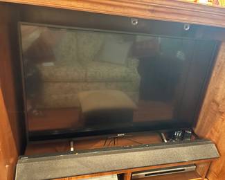 TV w/Sound Bar, Woofer