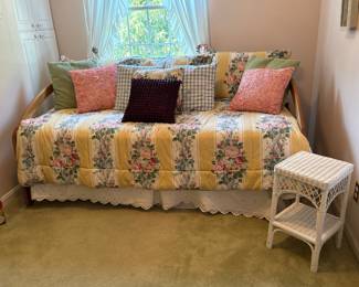 Trundle Bed w/Linens