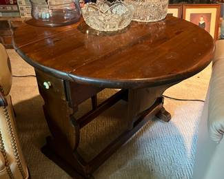 Ethan Allen American traditional drop-leaf end/accent table.