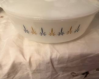 Pyrex baking dish with lid