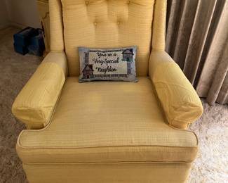 Vintage 1970s Ethan Allen armchairs. I have two of these matching they go great with the couch. They are both in excellent clean condition.