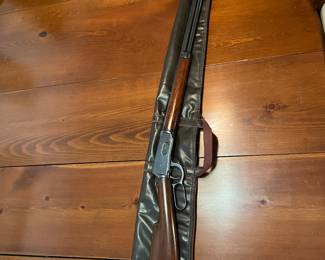 Winchester model 1894 32-40 
Serial number 211211 or it might be 271211. It is hard to read.