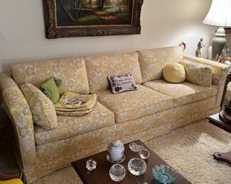 Vintage 1970s Ethan Allen couch in great condition. Great for those who love vintage.