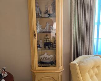 Curio cabinet great vintage look to it also in great condition also vintage from the 1970s