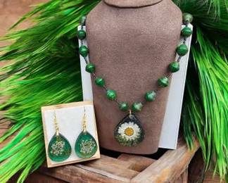 GORGEOUS Green Dried Flower Necklace And Earrings