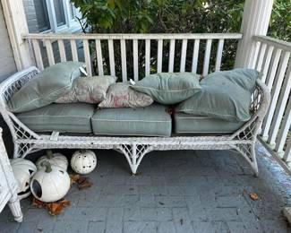 Vintage wicker daybed.   Rare find.  Cushions need cleaning, they will be free with the purchase of the daybed. 