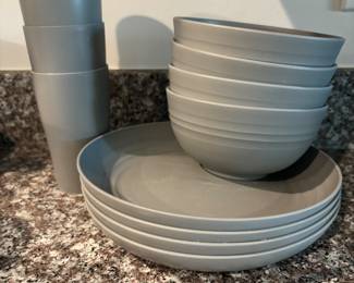 Sturdy Plastic dish set