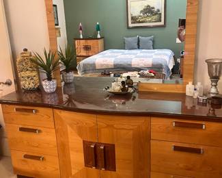 Beautiful, solid wood dresser with mirror Design Group, made in Italy