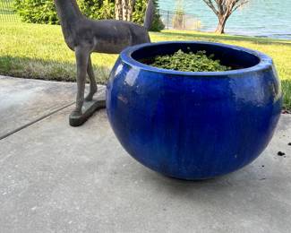 Large round planter