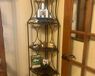 Metal corner shelf