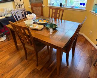 Beautiful Table & 4 Chairs