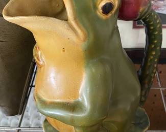 Frog Pitcher