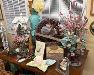Various decorative items. 