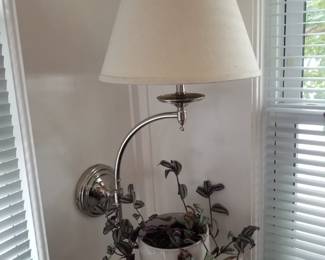Wall-mounted reading lamp