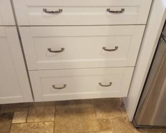 Kitchen cabinetry: drawers