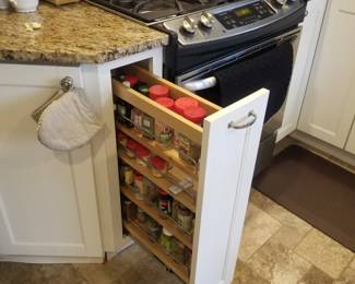 Kitchen cabinetry: spick pull-out