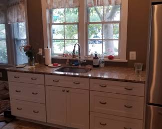 Contemporary white kitchen cabinetry
