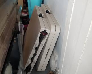 Folding tables