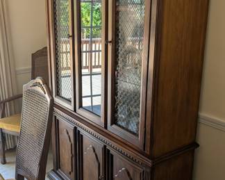 Dining room set, hutch, beautiful dining table with 6 chairs.