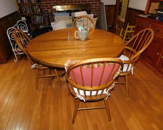 Oak Pedestal Dining Table With 4 Oak Windsor Back Chairs