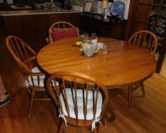 Oak Pedestal Dining Table With 4 Oak Windsor Back Chairs