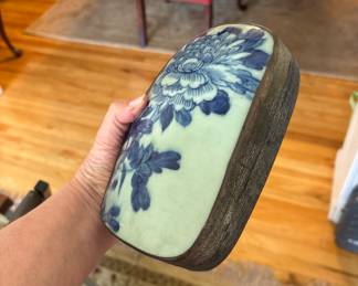 Large antique Chinese porcelain cashe