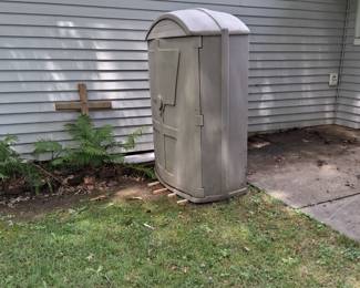 Outdoor storage unit for tools and whatever  in very good condition. There are also various tools such as shovels , rakes etc