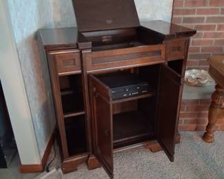Antique victrolla cabinet. Very good condition