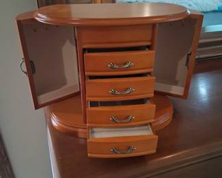 Jewelry box. Great condition 