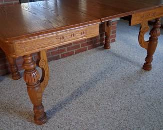 Pristine oak table. Beautiful details 