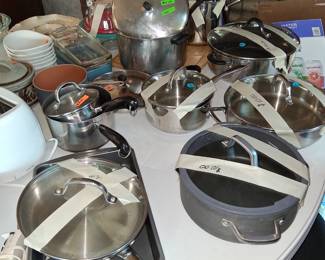 Pots and pans in excellent condition  with lids!!