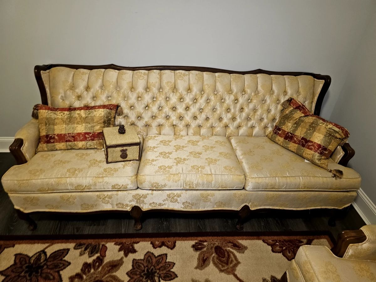 Beautiful Vintage sofa with 2 matching side chairs. In excellent condition!