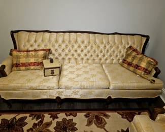 Beautiful Vintage sofa with 2 matching side chairs. In excellent condition!
