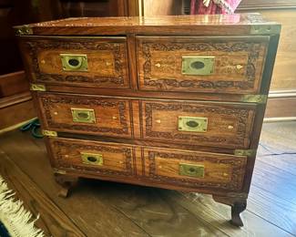 -Anglo Indian campaign chest.
-6 drawers.
-Origin : India
-24 inches wide , 12 inches deep , 22 inches high.
-Late 19th century