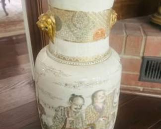 Japanese satsuma vase.
Origin: satsuma ,Japan
Late 19th century /early 20th century
22in. Tall