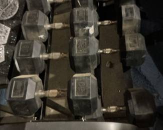 2 incredible sets of weights.  Vintage weights that stem from 5 to 90lbs