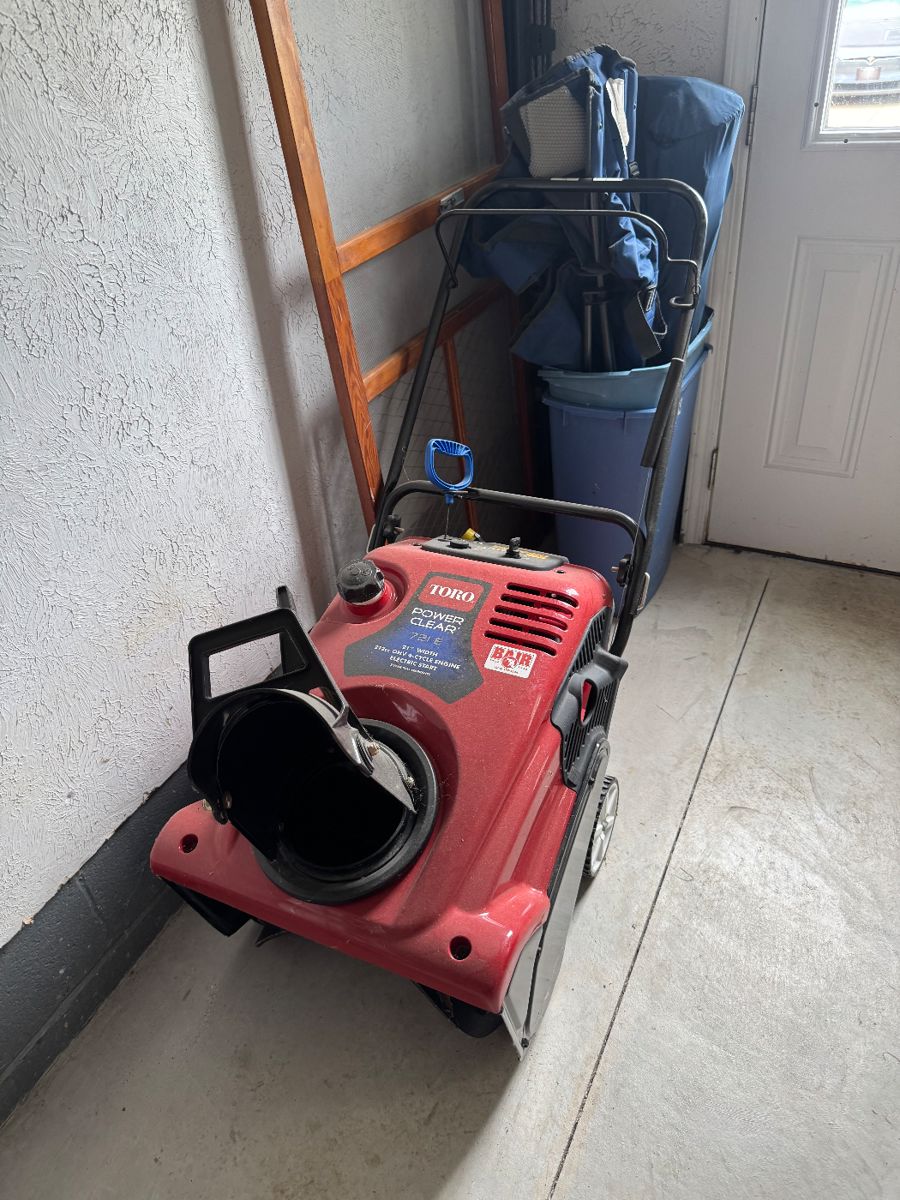 Toro Power Clear Snow Blower $100