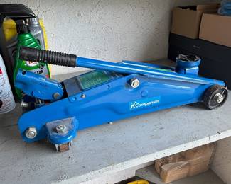 Hydraulic floor jack $20