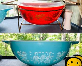 A  Vintage Pyrex bowls including patters of Golden Holly Cinderella and Amish Butterprint Cinderella. 