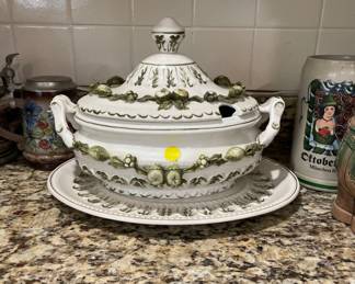 Soup tureen 