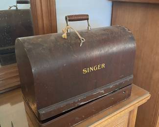 Original 1929 Singer wooden carrying and storage case. 