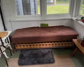Trundle bed