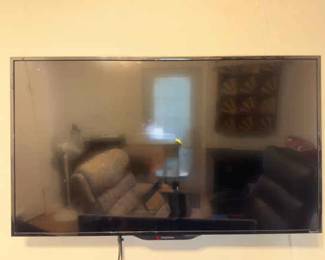 Diverse TV Viewing with Insignia 40 Roku TV and Toshiba TV VCR Combo 
