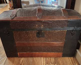 Vintage Steamer Trunk  A Timeless Storage Solution
