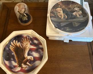 Collector plates, eagle figurine